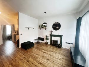 LIVING ROOM- click for photo gallery